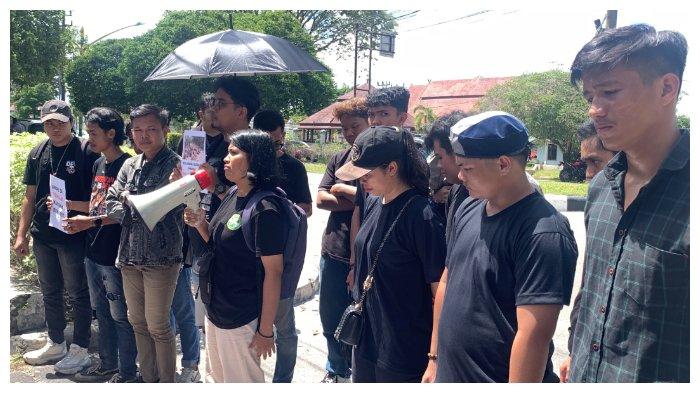 Massa aksi saat melakukan orasi di depan Pengadilan Negeri Palangkaraya, Selasa (2/4/2024).