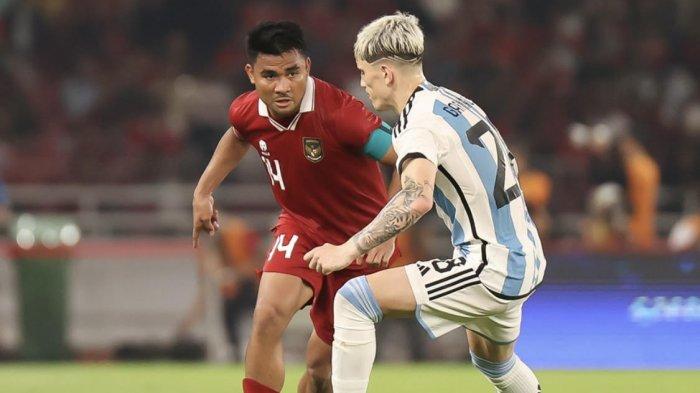 Momen pertarungan Asnawi Mangkualam dan Alejandro Garnacho di FIFA Matchday Timnas Indonesia vs Argentina, Senin (19/6/2023) di Stadion Utama GBK. )