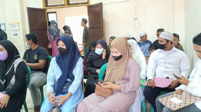 Pasangan kurang mampu mengikuti nikah massal gratis