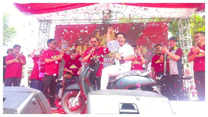 Samsuni (26), karyawan swasta di Kota Palangka Raya, Kalimantan Tengah kaget sekaligus bahagia memenangkan hadih utama sepeda berupa motor, Jalan Sehat KPU Kalteng dan KPU Kota Palangka Raya, pada Minggu (17/11/2024) pagi.