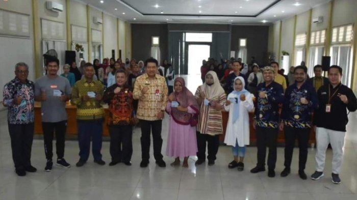 Foto bersama Penjabat (Pj) Bupati Kotawaringin Barat (Kobar), Budi Santosa usai launching program kredit mikro baru yang dikenal dengan program 