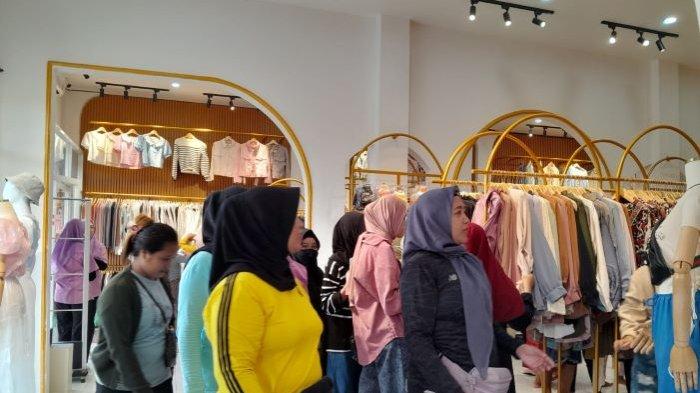 Ibu-ibu dan kalangan remaja putri ramai berdatangan ke RE Opening SHMG Palangkaraya di Jalan Temanggung Tilung. Dalam kegiatan tersebut SHMG Palangkaraya bagi-bagi hadiah dan diskon, Minggu (9/7/2023). Tribunkalteng.com / Lidia Wati