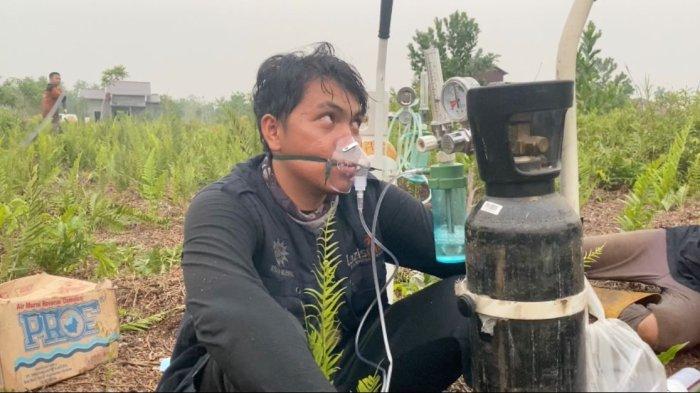 Personel relawan BPBD Palangkaraya yang megalami sesak nafas akibat menghirup asap dan terkepung di lahan yang terjadi Karhutla di Jalan Sinar Kahayan Palangkaraya, Rabu (27/9/2023).