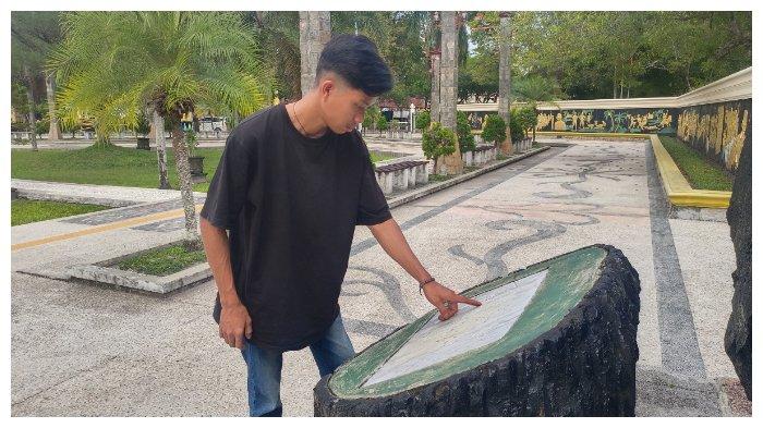 TAMAN - Pengunjung membaca tugu informasi perihal Taman Kota Palangka Raya yang juga mempunyai sebutan lain yaitu Taman Perjuangan di dekat Kantor Gubernur Kalimantan Tengah, yang berada di Jalan G Obos, Kota Palangkaraya, Minggu (11/8/2024).