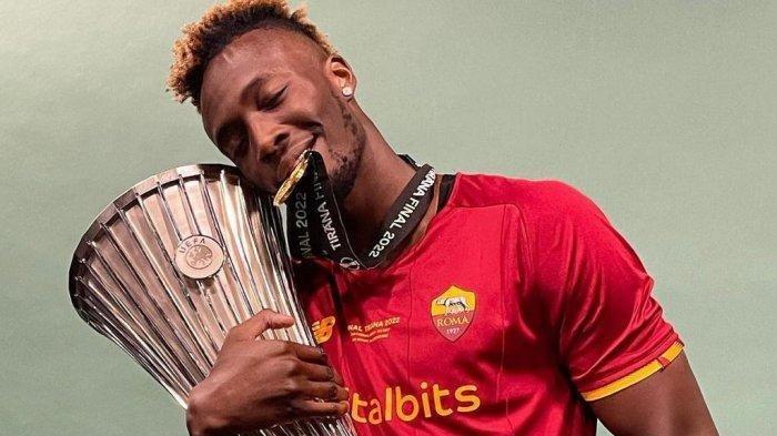 Tammy Abraham di AS Roma peluk trofi UEFA Conference Leagu. Di Piala Dunia 2022 Qatar bersama Timnas Inggris bisa bersinar.