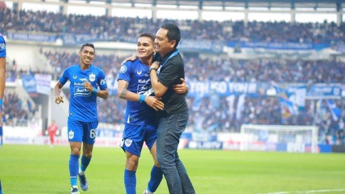 CEO PSIS Semarang Yoyok Sukawi pamer foto berpelukan dengan pemainnya Gali Freitas di akun instagram pribadinya