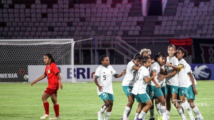 Timnas Indonesia merayakan kemenangan atas Kamboja di Piala AFF U19 2023 Wanita, Minggu (9/7/2023).