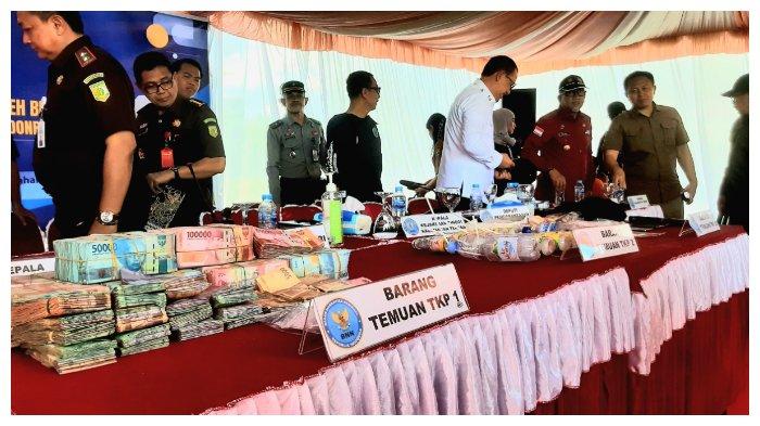 Uang ratusan juta rupiah yang disita aparat dari bandar narkoba Saleh setelah dia ditangkap di Palangka Raya, Selasa (10/9/2024).