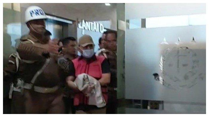 Ujang Iskandar keluar dari Gedung Pidana Khusus (Pidsus) Kejaksaan Agung dengan mengenakan rompi tahanan kejaksaan berwarna pink, Jumat (26/07/2024) malam WIB.