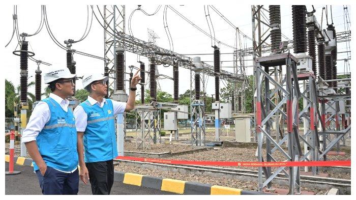 Wakil Menteri BUMN, Aminuddin Ma'ruf (kiri) didampingi Direktur Utama PLN, Darmawan Prasodjo (kanan) saat meninjau langsung Gardu Induk 150 kV Cilegon Lama, Cilegon pada Selasa (24/12). Peninjauan ini dilakukan untuk memastikan kesiapan sistem kelistrikan PLN dalam menghadapi periode Natal dan Tahun Baru 2025.