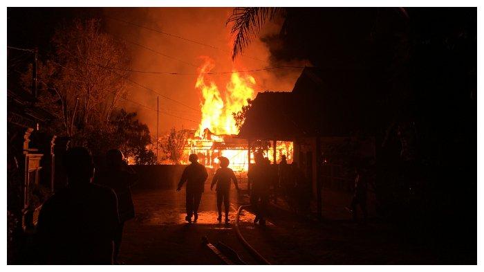 Warga digegerkan terjadinya kebakaran pada sebuah bangunan rumah semi permanen di Jalan Perkutut, Rabu (24/7/2024) dini hari.