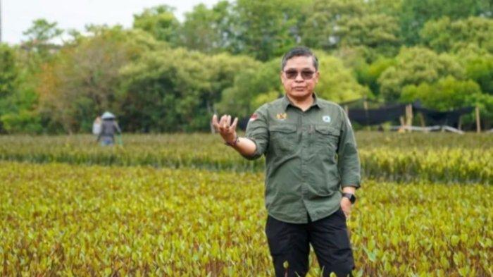 Putra Dayak Kalteng Dr Alue Dohong. Pakar gambut kelahiran 5 Oktober 1966 di Tumbang Kalang, Antang Kalang, Kotawaringin Timur, Kalimantan Tengah ini meraih Penghargaan Internasional Alumnus of The Year 2022.
Penghargaan International Alumnus of the year 2022 for Outstanding Contribution to the Protect of the Threated Ecosystem diberikan kepada alumni Queensland University Australia Dr Alue Dohong dari Indonesia.