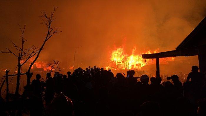 Api berkobar di kawasan Mendawai Ujung Palangkaraya, Selasa (12/9/2023) malam.
