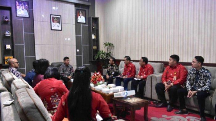 Kepala Dinas Kominfo, Statistik dan Persandian Rody Iskandar menyampaikan paparan mengenai aplikasi perkantoran yang digunakan di lingkup wilayah Kobar.