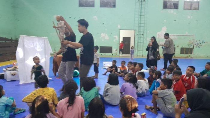 Suasana Pertunjukan Pantomimn oleh Borneo Art Play di GOR KONI Sanaman Mantikei, Senin (7/8/2023).