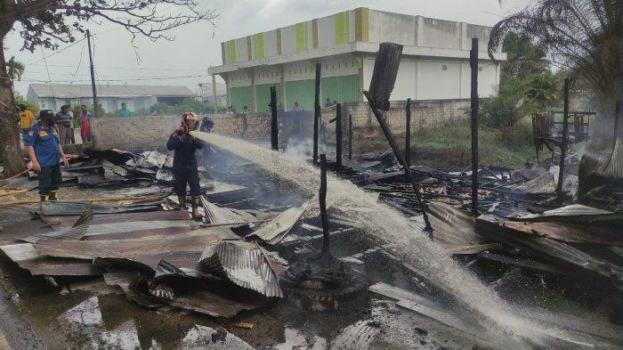 Petugas Disdamkarmat Kotim memadamkan kebakaran yang menghanguskan 2 bengkel dan 1 warung, serta 1 bangunan lain yang terdampak di Sampit, Selasa (12/9/2023).