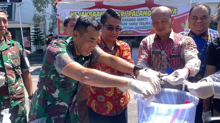 Pemusnahan barang bukti Inkrah oleh Kejaksaan Negeri Palangkaraya, Kamis (27/7/2023).