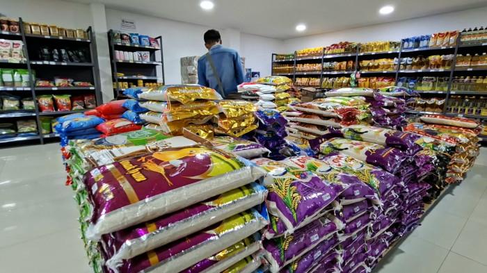 BERAS - Pengakuan pedagang beras di Palangka Raya Kalimantan Tengah, beberapa merek beras yang diduga oplosan kini tak ada lagi kiriman.