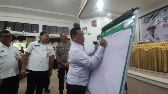 Bupati Kotim H Halikinnor menandatangani komitmen bersama penanganan Stunting di Kotim. Tribunkalteng.com/ Devita Maulina