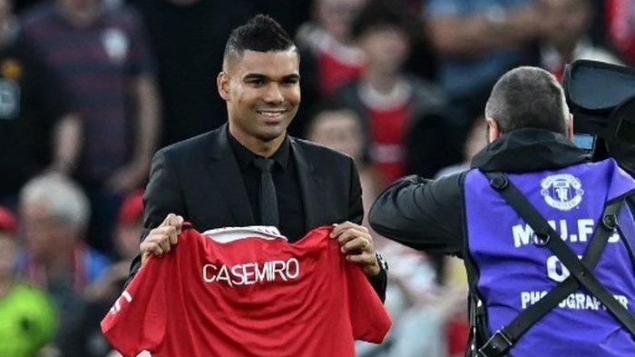 Casemiro saat diperkenalkan sebagai pemain baru Manchester United, dia dikabarkan menjalani debut melawan Southampton, Sabtu besok.