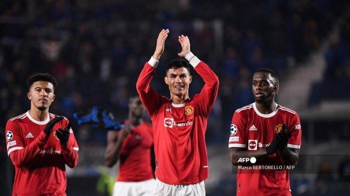 Pemain depan Manchester United Portugal Cristiano Ronaldo (tengah) menyapa para pendukung di akhir pertandingan sepak bola grup F Liga Champions UEFA antara Atalanta dan Manchester United di stadion Azzurri d'Italia, di Bergamo, pada 2 November 2021.