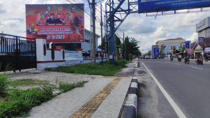 Dalam rangka memeriahkan Porprov Kalteng 2023, Bupati Kotim H Halikinnor meminta perkantoran dan toko pasang umbul-Umbul 20 Juli.  Tribunkalteng.com/ Devita Maulina