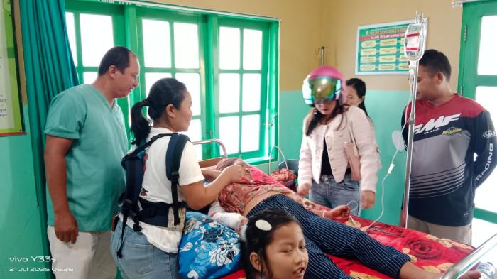 MENJALANI PERAWATAN - Nursehan berusia 62 tahun saat dirawat pasca diserang oleh seekor buaya di Kecamatan Mentaya Hilir Utara, Kotim, Kalteng, Senin (21/7/2025).
