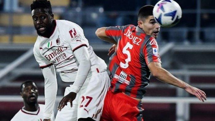 Hasil Liga Italia, pemain AC Milan Divock Origi berebut bola dengan pemain Cremonese, Rabu (9/11/2022) dinihari WIB.
