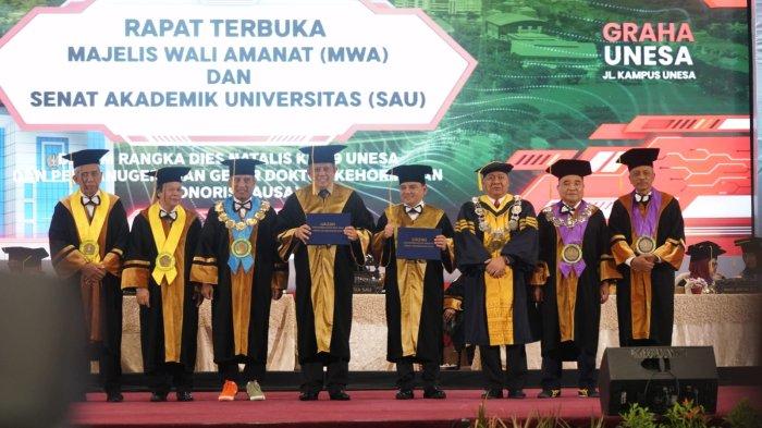Sekjen Kemenkumham Komjen Pol Andap Budhi Revianto menerima penganugerahan gelar Doktor Kehormatan (Honoris Causa) dari Universitas Negeri Surabaya (Unesa).