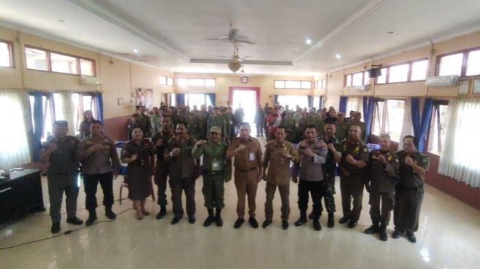 Satpol PP Pemkab Kotim menggelar kegiatan pembinaan terhadap anggota satuan perlindungan masyarakat di Kecamatan Kotabesi menghadapi Pemilu 2024.