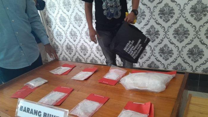 Barang bukti narkoba yang berhasil disita polisi. Satresnarkoba Polresta Palangkaraya berhasil membekuk terduga pengedar narkotika jenis sabu, pada Kamis (13/7/2023) dan Jumat (14/7/2023) lalu.