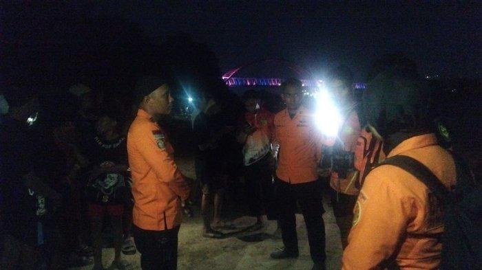Pencarian bocah tenggelam di Sungai Kahayan Palangkaraya sejak dinyatakan hilang pada Minggu (27/8/2023) sore atas nama Samsudin (14) warga Jalan Tilung I Palangkaraya. Tim gabungan melakukan pencarian hingga malam hari belum ditemukan.