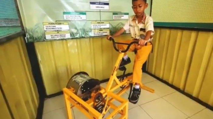 Salah seorang Murid SDN 4 Ketapang Sampit Kotim mempraktekan pengoperasian Sepeda Pecah yang berfungsi untuk mencacah sampah organik