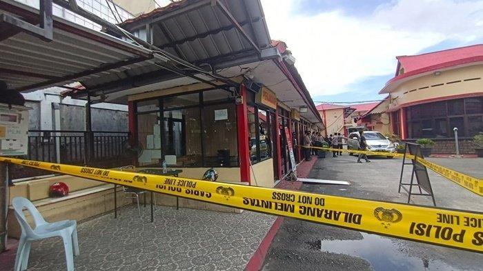 Anggota Polres Tarakan tengah sibuk melakukan olah TKP dan tampak pula di dinding penjagaan kacanya pecah. Polres Tarakan, Minggu (5/11/2023) diduga diserang orang tak dikenal.