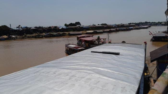 Kondisi Kapal Wisata Susur Sungai Kahayan  dan kapal lainnya terjebak di pinggiran Sungai Kahayan Palangkaraya yang dangkal di Dermaga Rambang Palangkaraya, Minggu (20/8/2023).