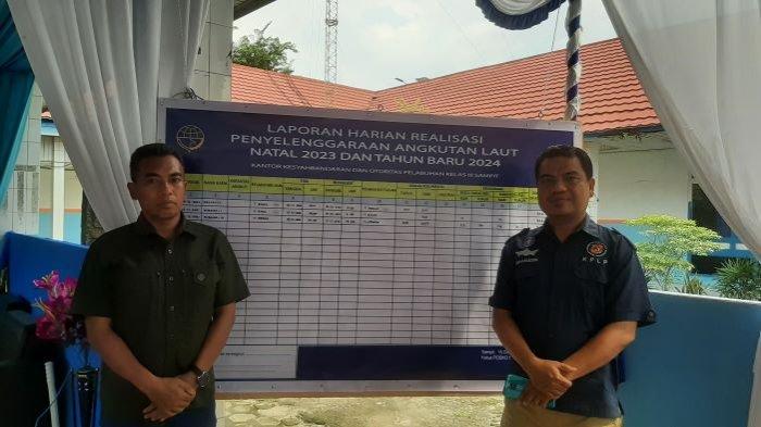 Petugas posko saat memperlihatkan data realisasi penumpang di Pelabuham Sampit, Selasa (26/12/2023). 
 