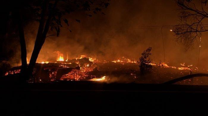 Warung di Jalan Mahir Mahar Palangkaraya terbakar hingga membakar lahan di sampingnya, asal api diduga dari bagian belakang.