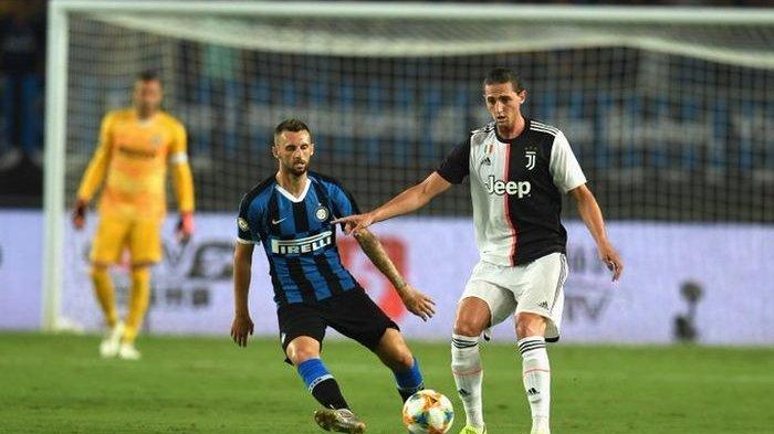 Gelandang Juventus, Adrien Rabiot (kanan), berduel dengan pemain Inter Milan, Marcelo Brozovic (kiri) dalam laga International Champions Cup 2019 di Nanjing Olympic Sports Center, 24 Juli 2019.