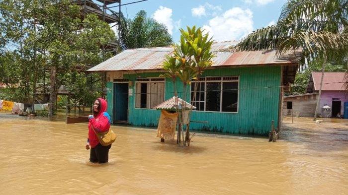 Banjir yang melanda wilayah utara Kabupaten Kotawaringin Timur (Kotim) turut mendapat perhatian dari anggota Dewan Perwakilan Rakyat Daerah  atau DPRD Kotim. Ada tiga desa yang dilanda banjir di Kecamatan Tualan Hulu Kotim.