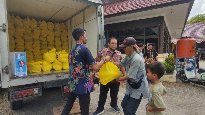 27.400 paket sembako disiapkan Dinas Perdagangan, Koperasi, UKM, dan Perindustrian atau DPKUKMP Palangkaraya untuk disalurkan kepada warga setempat.