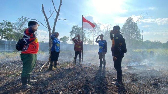 Foto tim pemadam kebakaran yang melakukan penghormatan terhadap Bendera Merah Putih ini viral di medsos.
