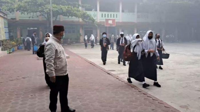 Indeks Standar Pencemaran Udara di Kabupaten Kotawaringin Timur atau ISPU Kotim Berbahaya akibat kualitas udara menurun, sekolah di Sampit terapkan pembelajaran dari rumah atau daring.