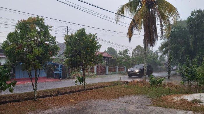 Hujan deras mengguyur Kota Palangkaraya setelah hampir sebulan tak ada hujan turun, pada Rabu (6/9/2023).