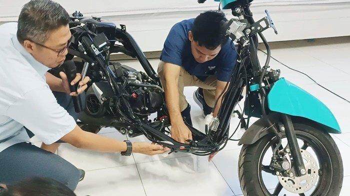 Penjelasan langsung fitur-fitur, kelebihan, kecanggihan hingga penjualan motor Yamaha kepada media dan mitra di Kantor Yamaha, Jalan A Yani Km2, Kota Banjarmasin, Kalsel, Senin (11/9/2023).