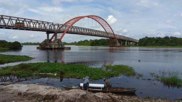 Jembatan Kahayan membentang di atas Sungai Kahayan Palangkaraya, Kalimantan Tengah.