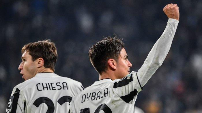 Pemain depan Juventus Paulo Dybala (kanan) merayakan di samping pemain depan Juventus Italia Federico Chiesa 