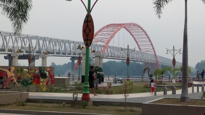 Kabut asap masih menyelimuti Palangkaraya seperti tampak di Jembatan Kahayan, yang diselimuti asap tipis dampak kebakaran lahan.