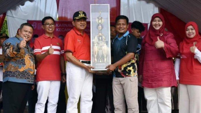Penyerahan piala dan hadiah kepada pemenang karnaval.