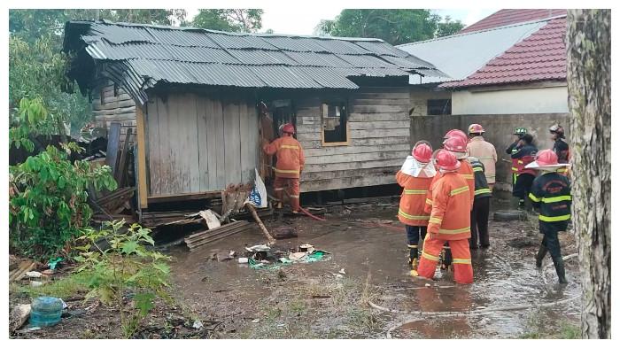 KEBAKARAN - Pasca Kebakaran rumah kosong, di Jalan Muchran Ali, Kelurahan Baamang Hulu, Kecamatan Baamang, Kabupaten Kotawaringin Timur, Kalteng, Rabu (23/7/2025). 