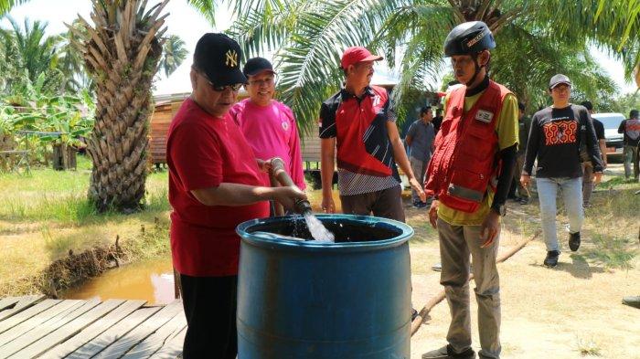 Bupati Kotim Halikinnor secara langsung menyalurkan air bersih kepada warganya di bagian wilayah selatan Kotim pada Minggu (3/9/2023) kemarin.
